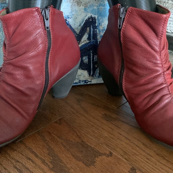 Red Ruched Leather FLY LONDON Sz 39 Ankle Boots side zip in Black - Picture 6 of 14